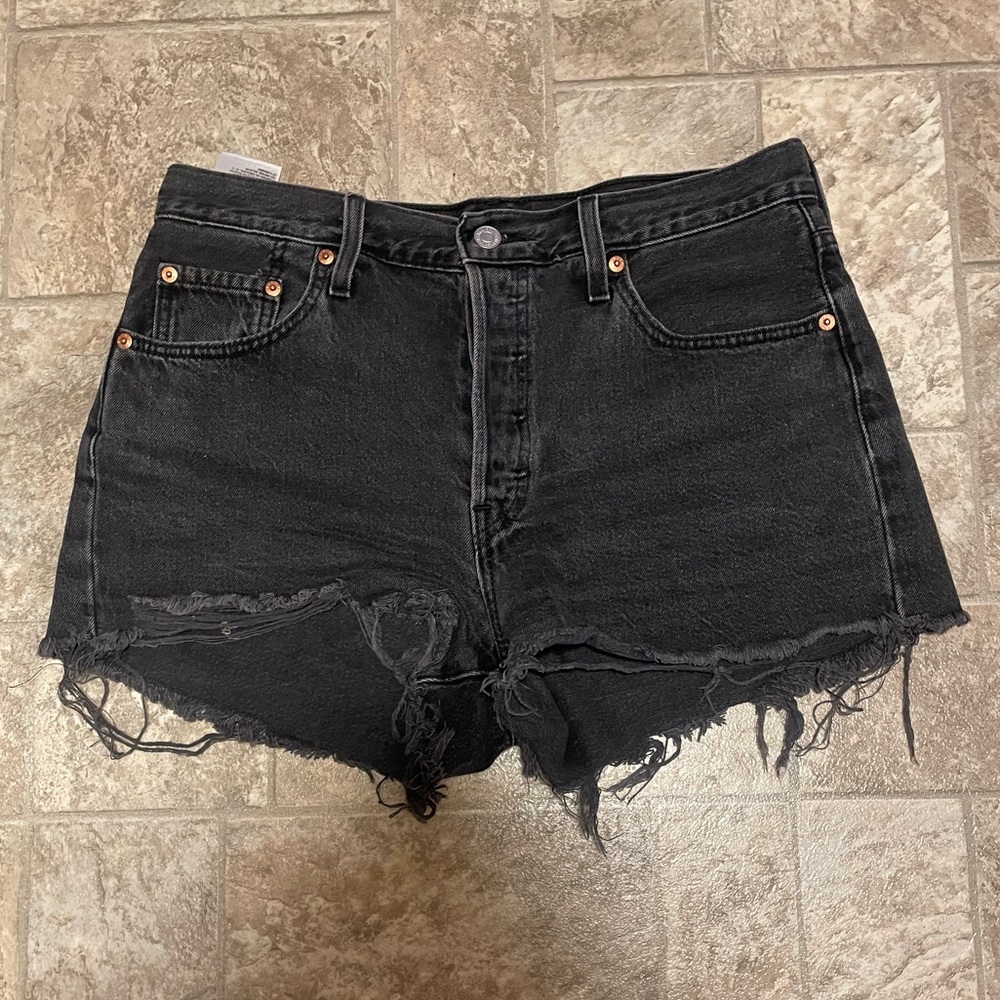 Black Levi’s denim shorts